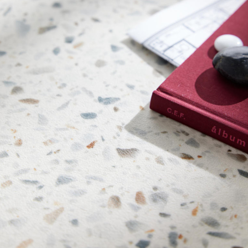 Sol PVC - Maira 525 - Terrazzo gris, bleu et beige  - Alegria - IVC - rouleau 4M